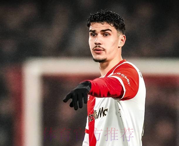 3万人见证！42岁范佩西执教 19岁儿子首秀：1米86踢中锋